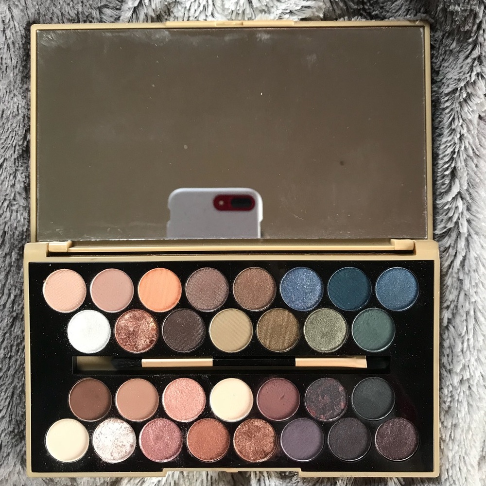 Makeup Revolution Fortune Favors Eyeshadow
